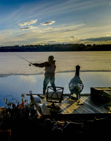 pecheur-sur-une-jetee-attraper-du-poisson-pendant-une-belle-journee-ensoleillee-1